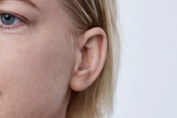UdiClinic-apparecchi-acustici-quasi-invisibili-indossati-mobile-1